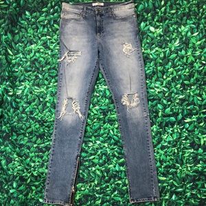 Men’s ripped knee jeans